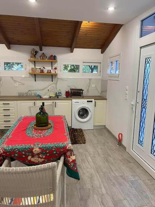 A Modern Farmhouse With Big Garden Trápeza エクステリア 写真