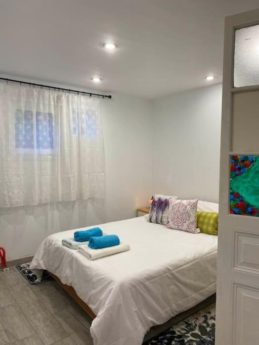 A Modern Farmhouse With Big Garden Trápeza エクステリア 写真